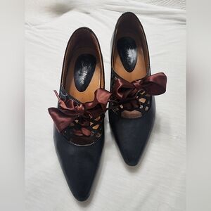 EARTHIES PUMP HEELS Size 9B Great Condition